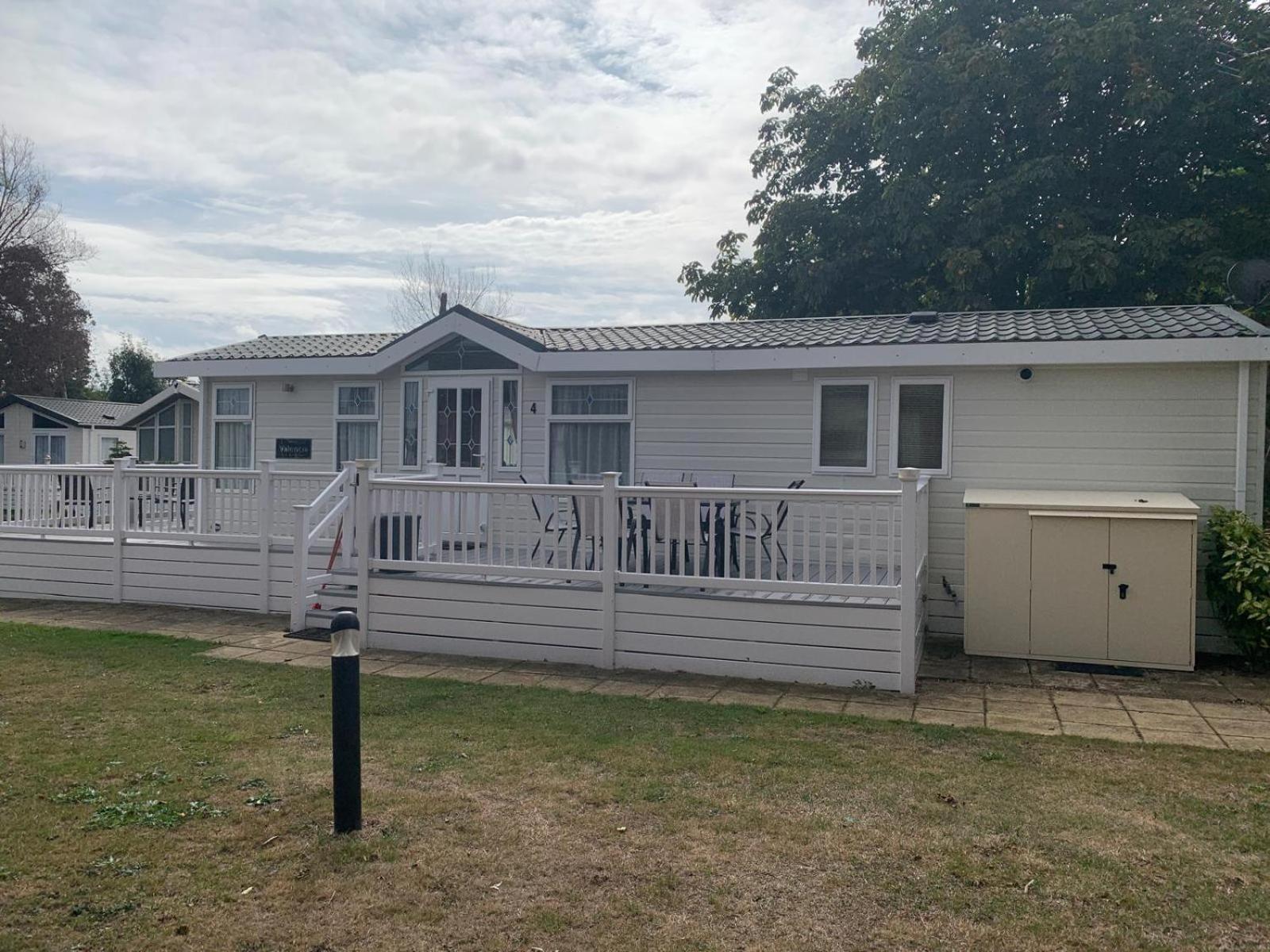 Lakeside Valencia 2 Bedroom * Weeley